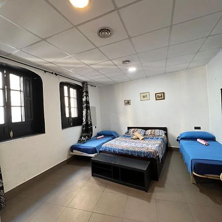 Hostal Milan Alicante Eksteriør billede A room at the hostel