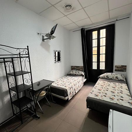 Hostal Milan Alicante Eksteriør billede A typical hostel room in Spain