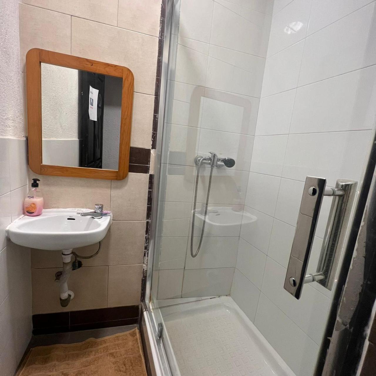 Hostal Milan Alicante Eksteriør billede A shower cubicle