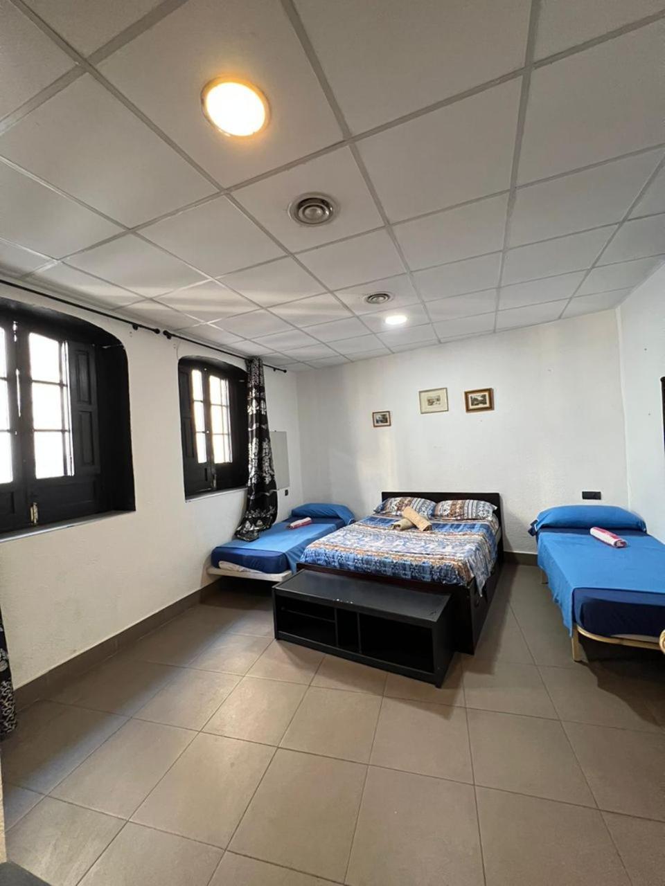 Hostal Milan Alicante Eksteriør billede A room at the hostel