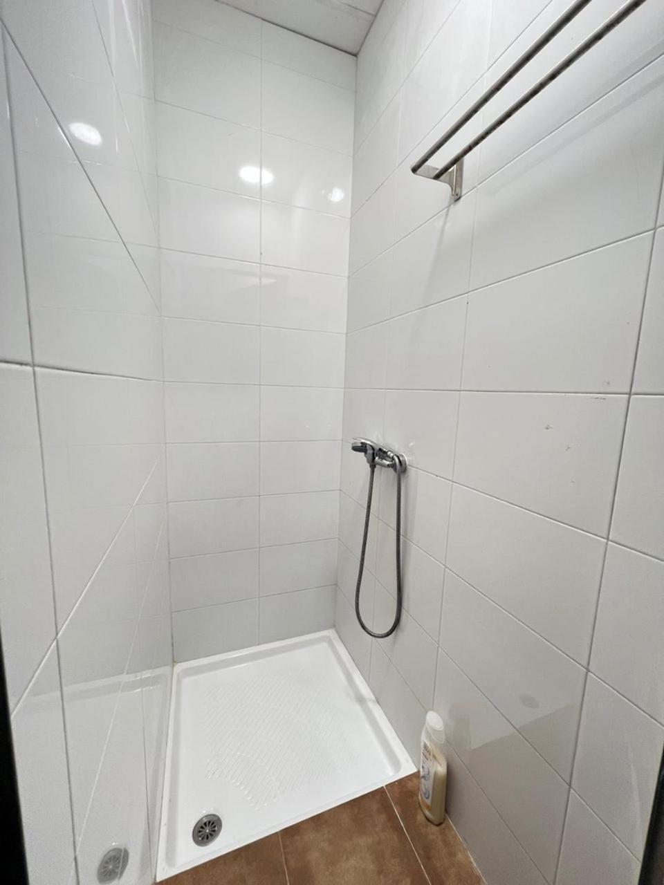 Hostal Milan Alicante Eksteriør billede A shower