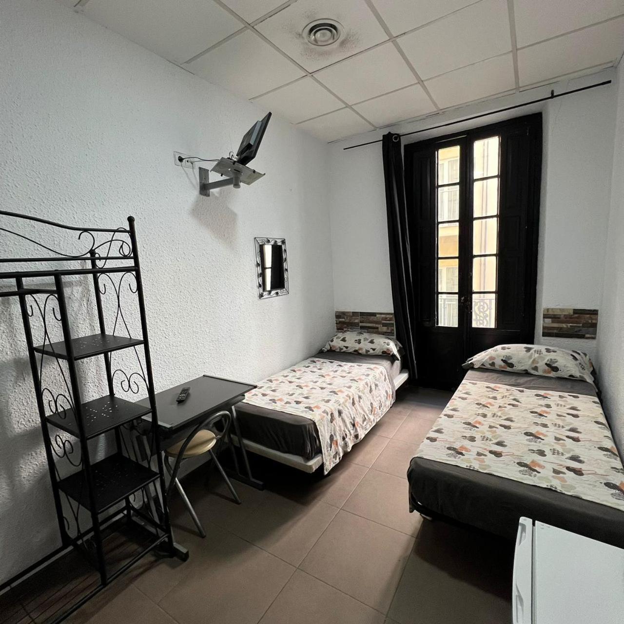 Hostal Milan Alicante Eksteriør billede A typical hostel room in Spain