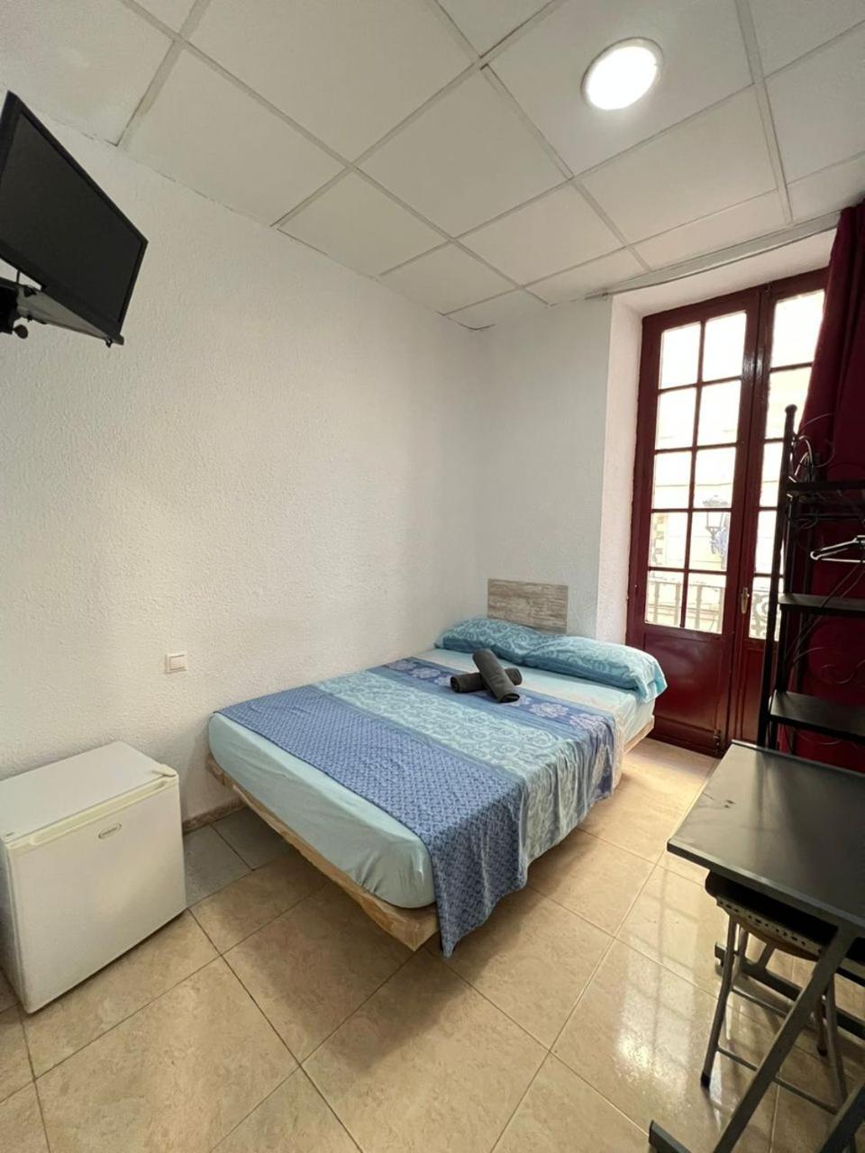 Hostal Milan Alicante Eksteriør billede A room at the hostel