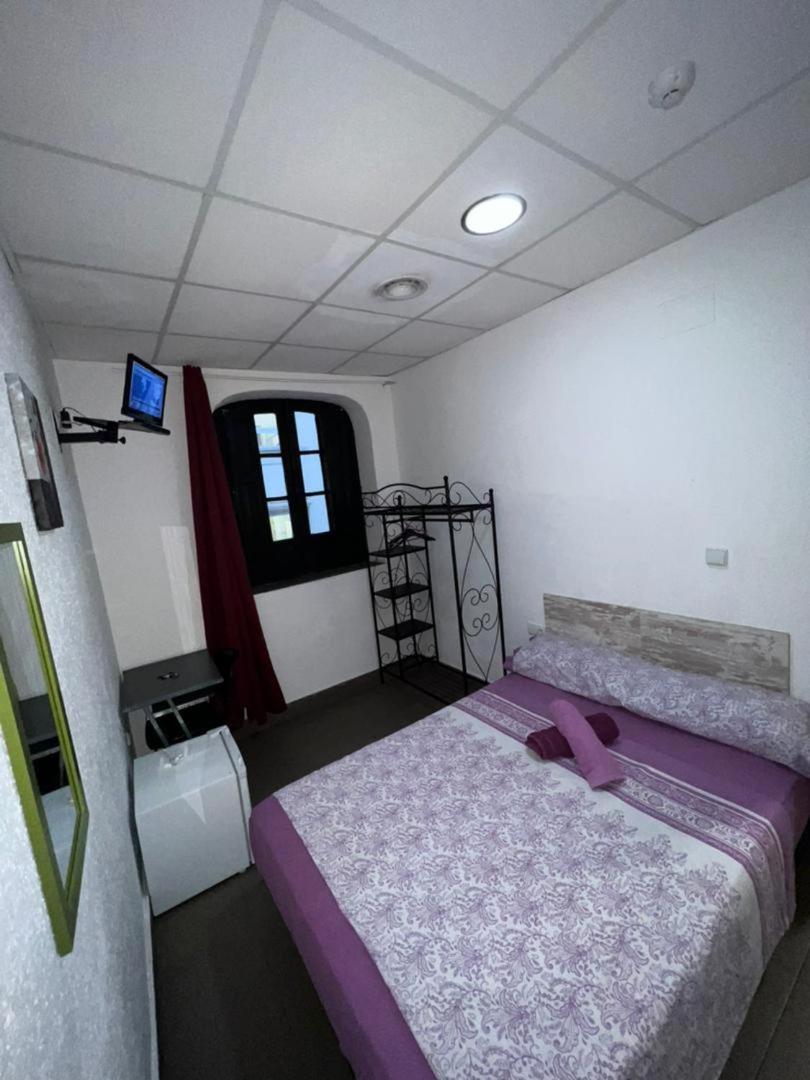 Hostal Milan Alicante Eksteriør billede A room at the hotel