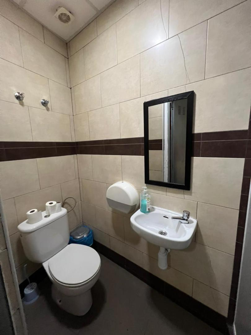 Hostal Milan Alicante Eksteriør billede Bathroom in a hotel
