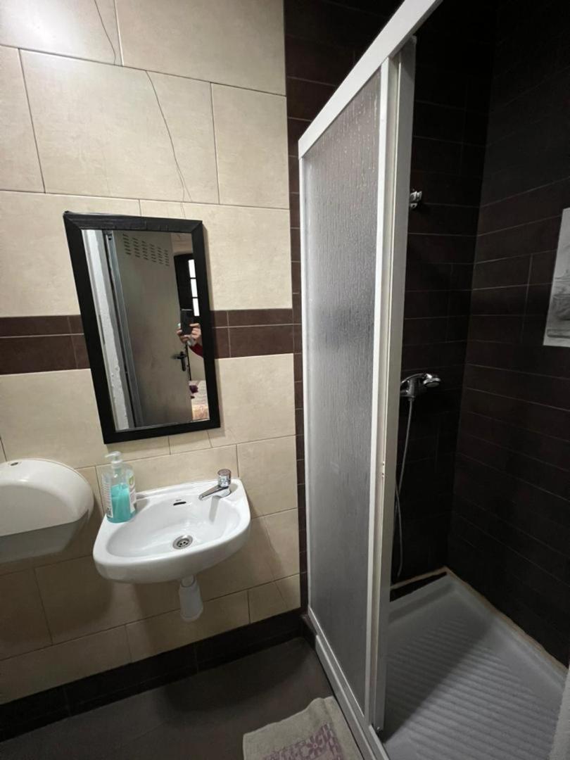 Hostal Milan Alicante Eksteriør billede Bathroom in a hotel