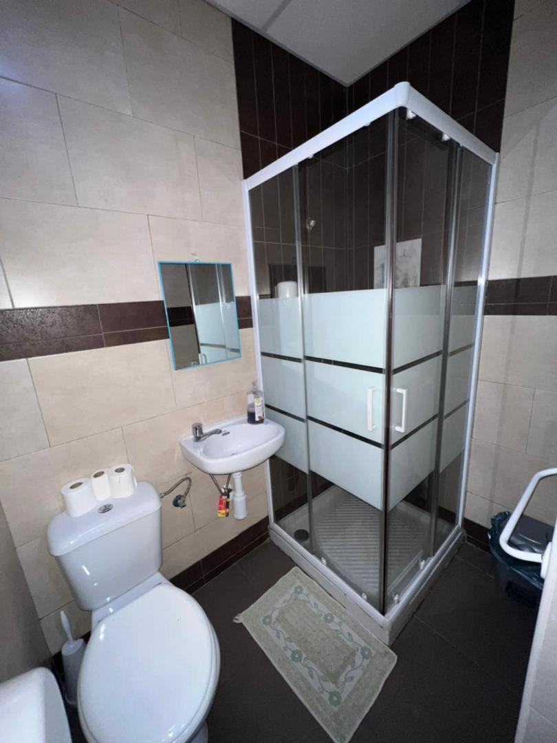 Hostal Milan Alicante Eksteriør billede A shower cubicle
