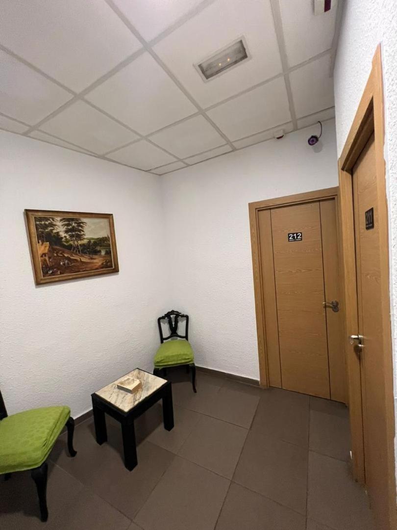 Hostal Milan Alicante Eksteriør billede The waiting room of a doctor's office