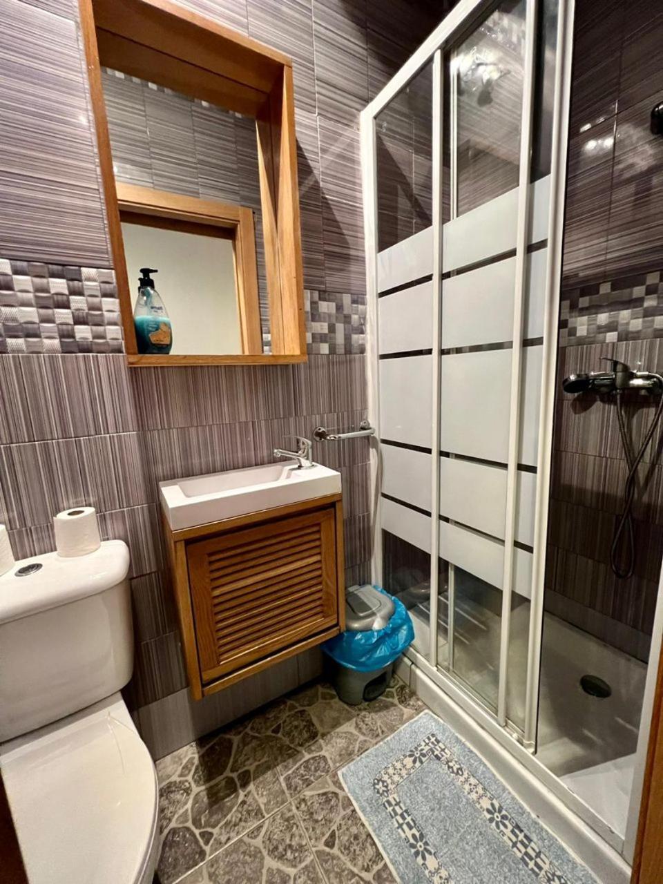 Hostal Milan Alicante Eksteriør billede Bathroom with shower enclosure