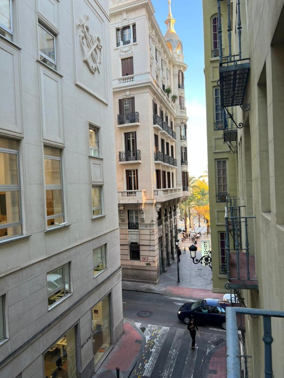Hostal Milan Alicante Eksteriør billede The narrow streets of the quarter