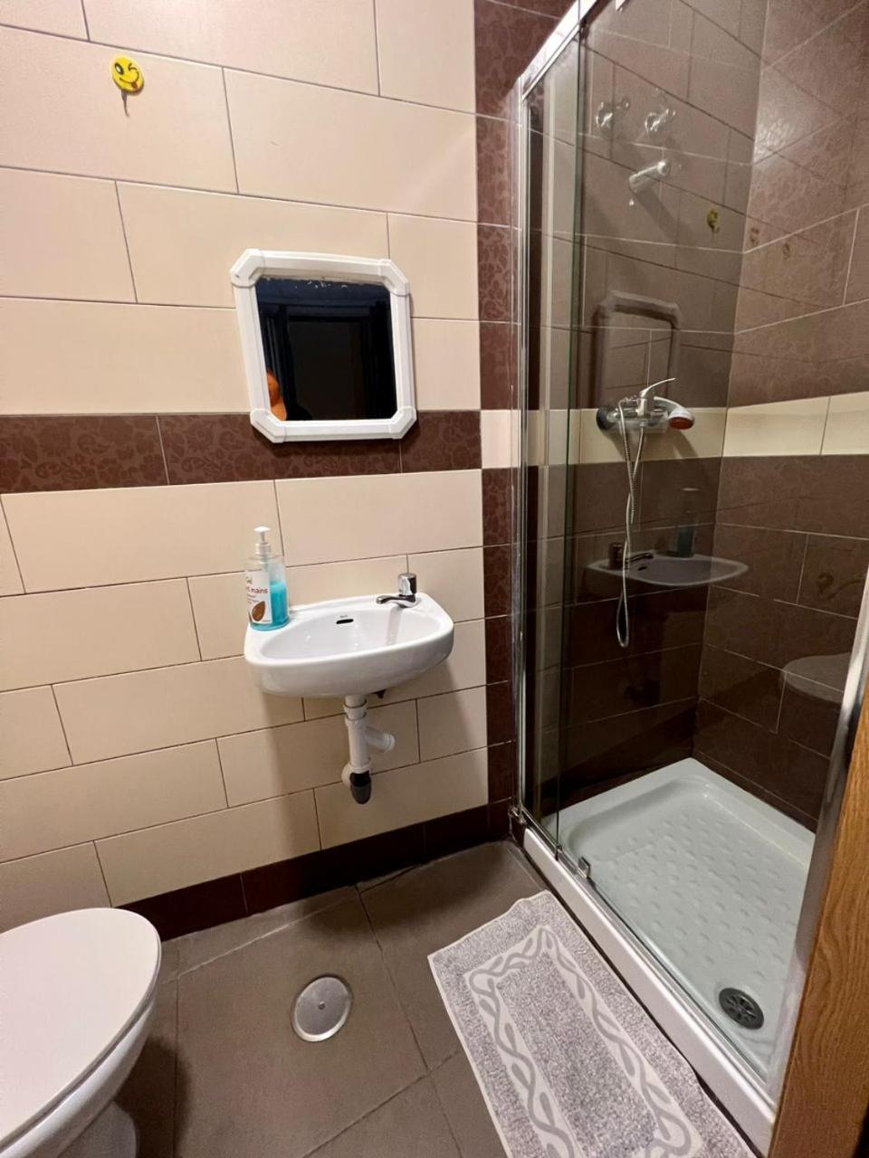 Hostal Milan Alicante Eksteriør billede A shower cubicle