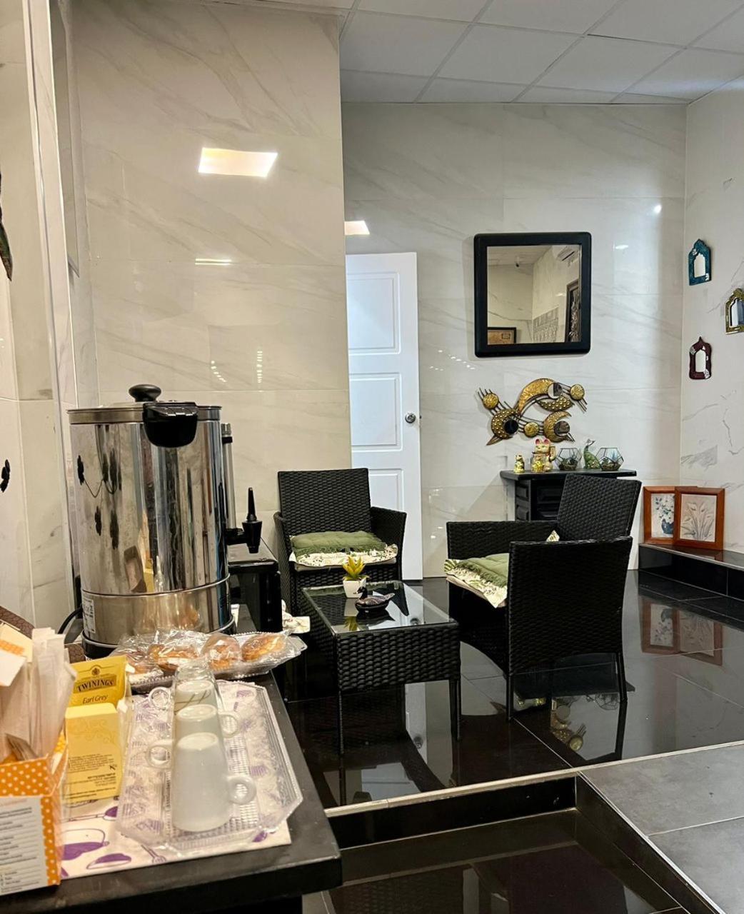 Hostal Milan Alicante Eksteriør billede A coffee break