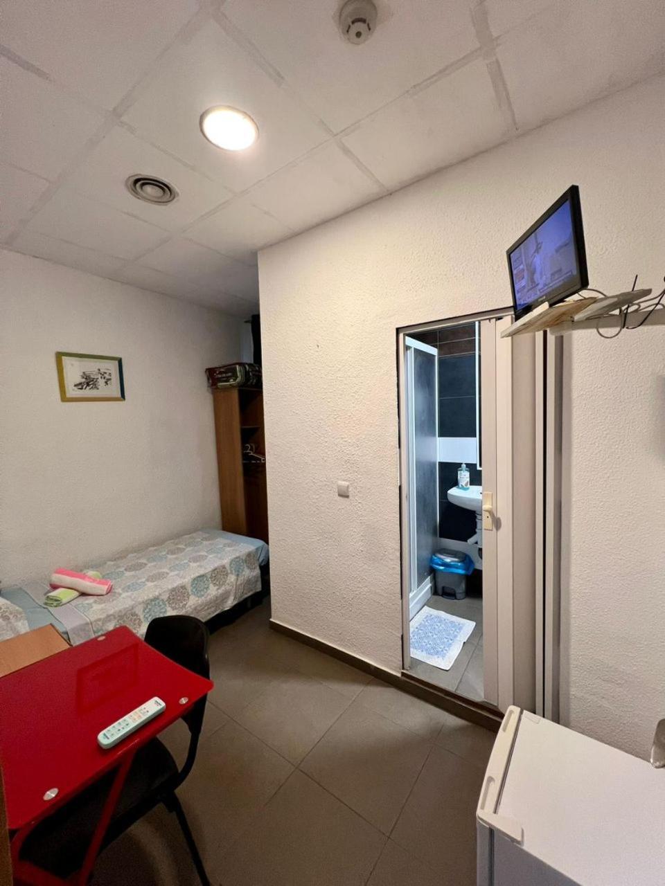 Hostal Milan Alicante Eksteriør billede A room in a capsule hotel in Tokyo