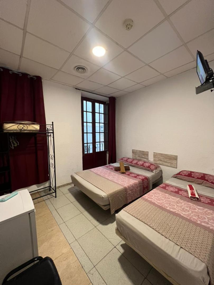Hostal Milan Alicante Eksteriør billede A room at the hotel