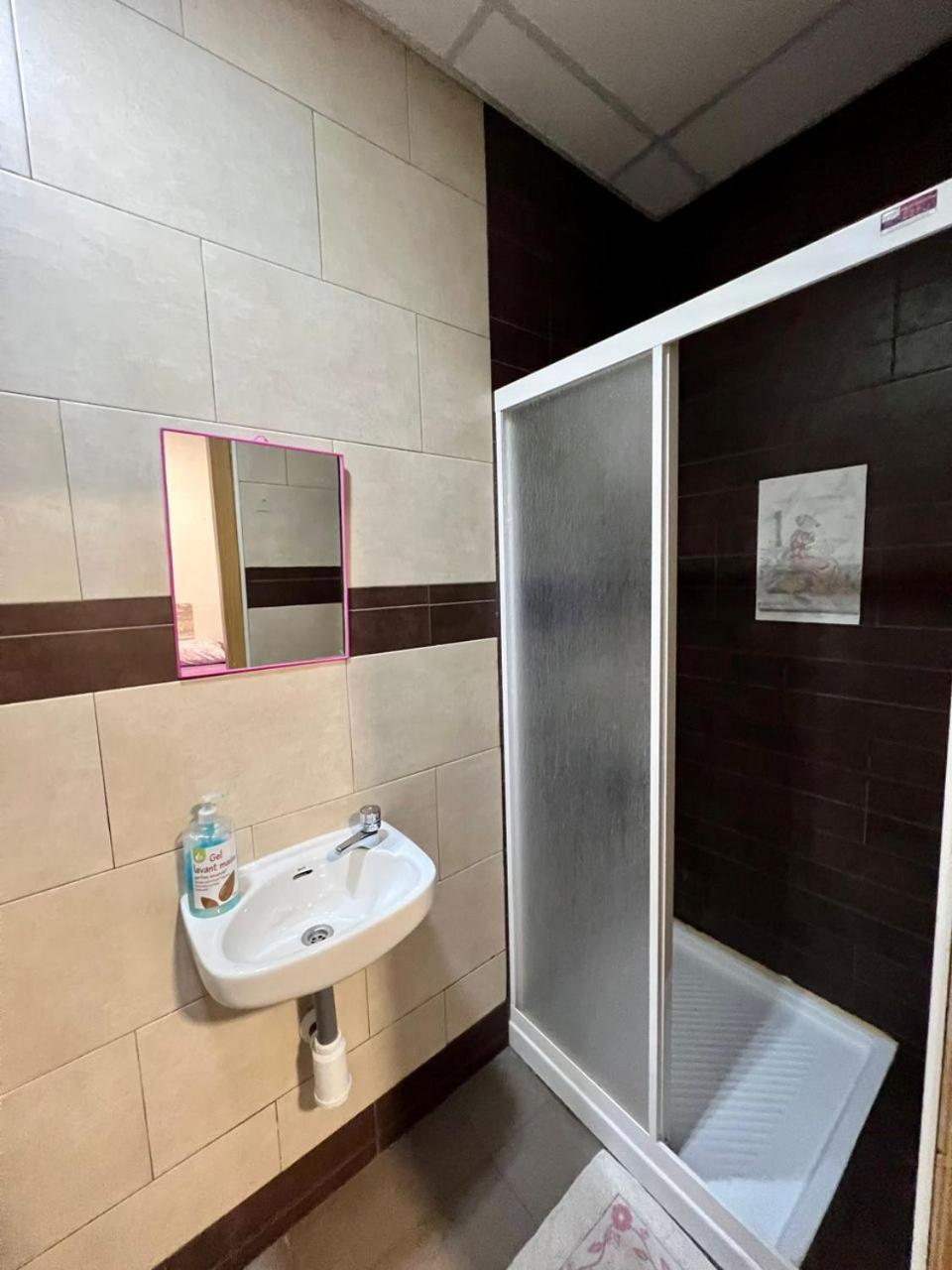 Hostal Milan Alicante Eksteriør billede A shower cubicle