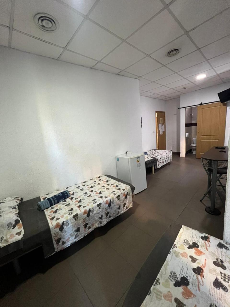 Hostal Milan Alicante Eksteriør billede A room at the shelter