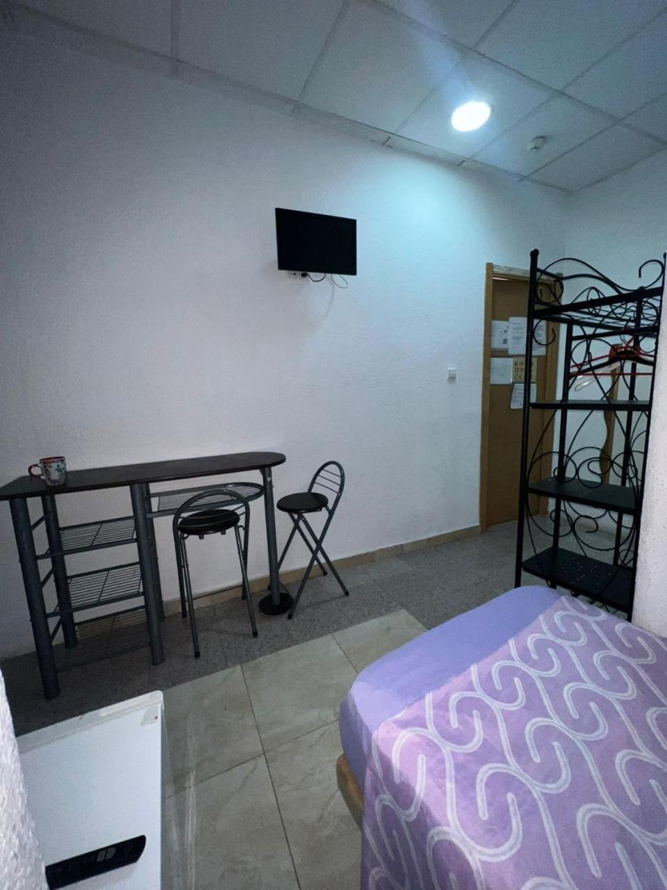 Hostal Milan Alicante Eksteriør billede A room at the hostel