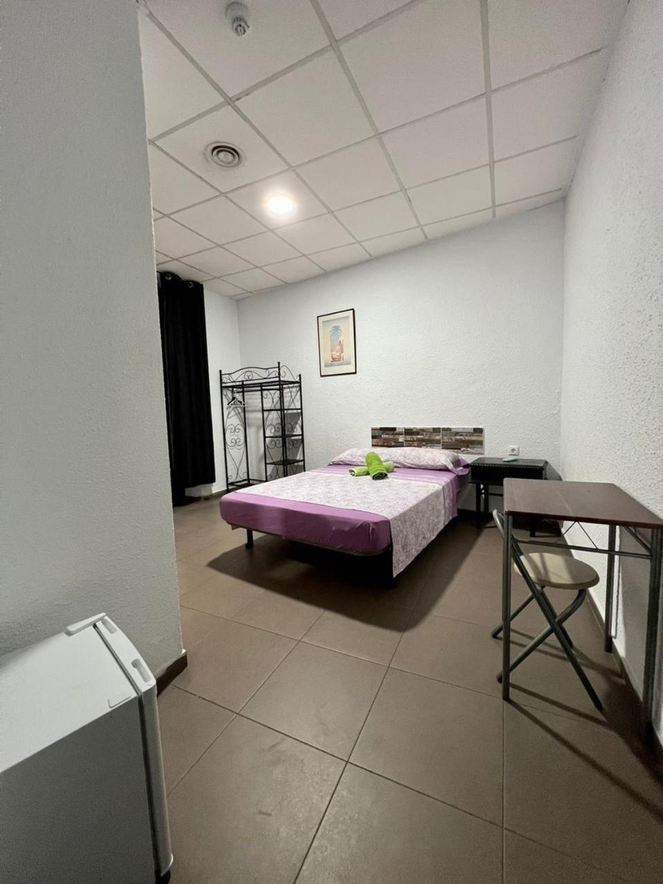 Hostal Milan Alicante Eksteriør billede A room in a youth hostel
