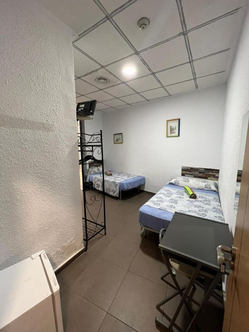 Hostal Milan Alicante Eksteriør billede A room at a love hotel in Tokyo
