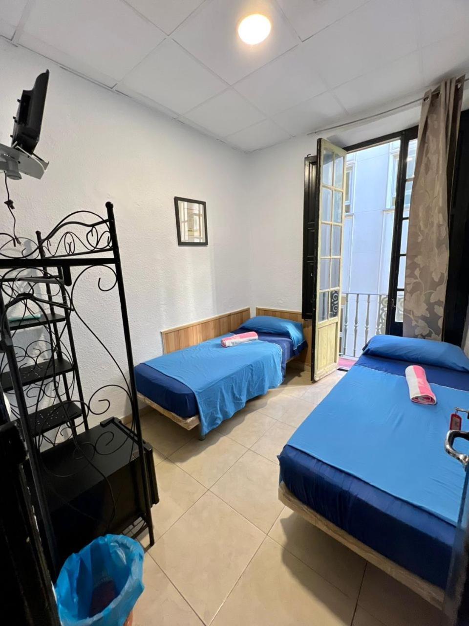 Hostal Milan Alicante Eksteriør billede A typical room at the hostel