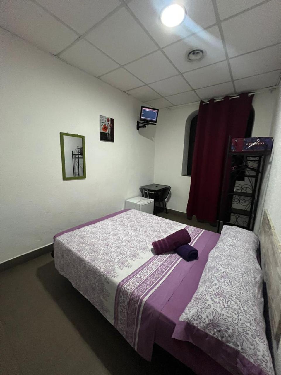 Hostal Milan Alicante Eksteriør billede A typical room in a love hotel